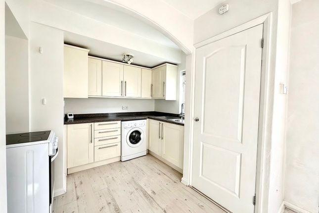 201, Gooshays Drive, Romford photo 3
