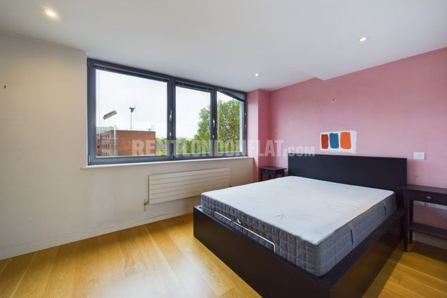 Flat to rent in Peacock Place, London
