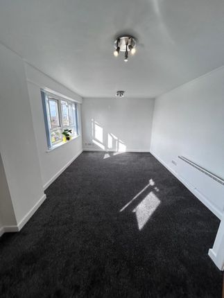 Flat to rent in Highclere Avenue, Salford