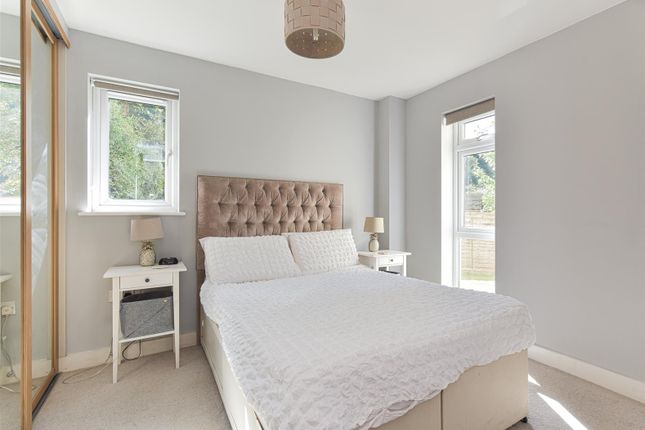 Doran Drive, Redhill photo 4