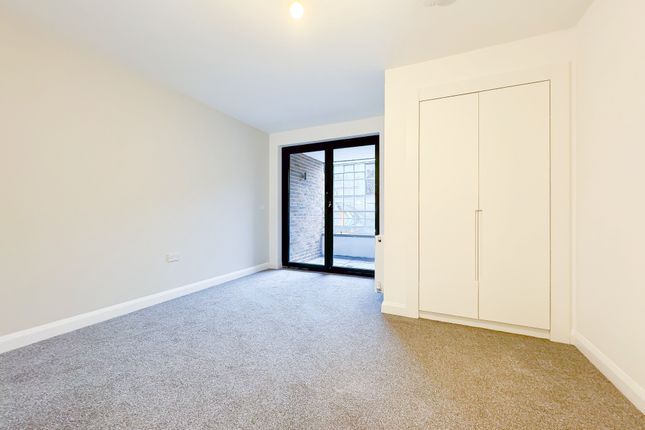 Flat to rent in The Parade, Watford