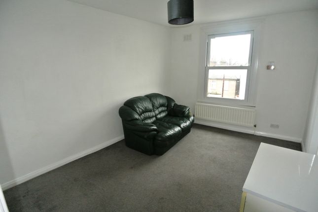 Flat to rent in Courthill Road, Lewisham