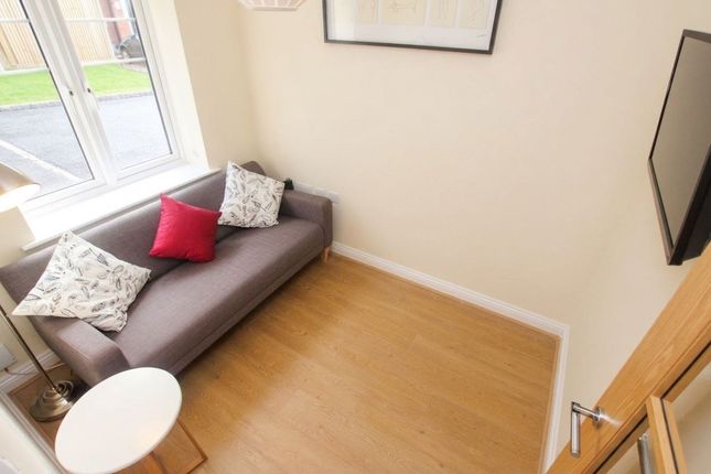 Room 6, 3 Bridges Grove, Reading photo 3