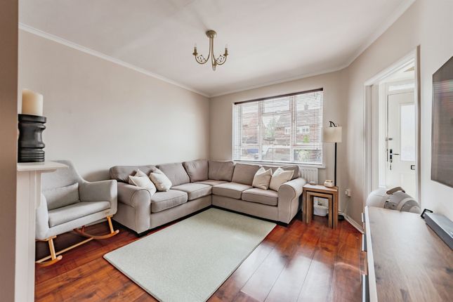 25, Dundrey Crescent, Redhill photo 3