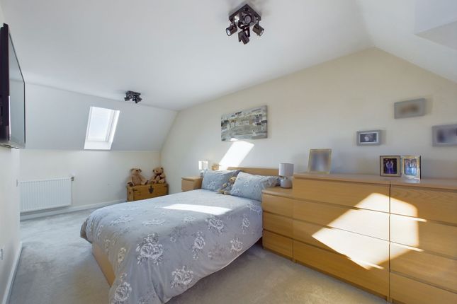 21, Adams Close, Horsham photo 4