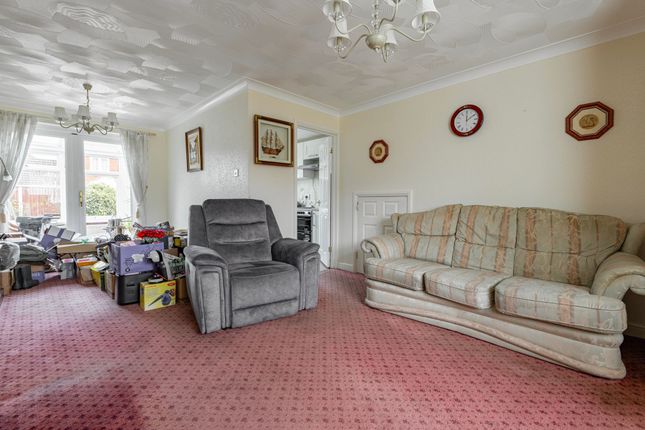 77 Potters Drive, Great Yarmouth photo 3