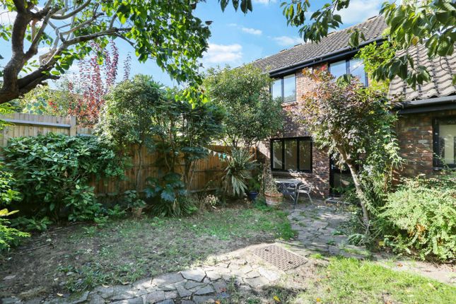 25, Allendale Close, London photo 4