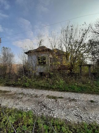 Country house for sale in Old Rural Property With Spacious Yard Located In Vrasta, Bulgaria