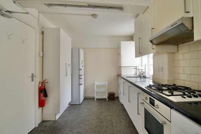 12, Cheyne Close, London photo 3