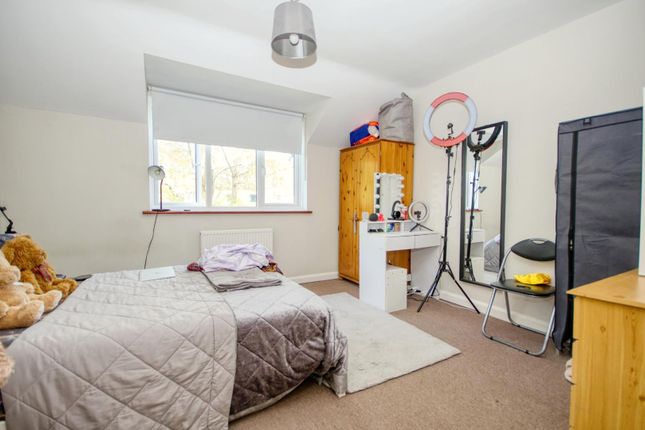 32, Berkeley Close, Southampton photo 5