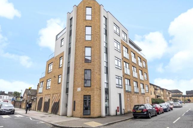 Flat to rent in Mantle Road, London