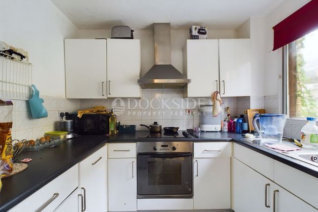 Flat to rent in Transom Square, London