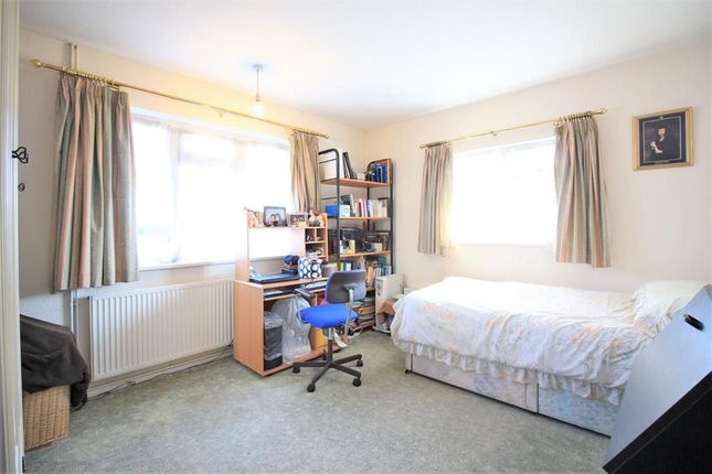 77, Ringway, Southall photo 4