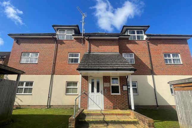 Flat to rent in Bedford Court, Farnborough