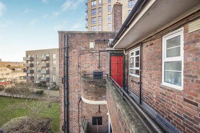 17 Lorne House, Ben Jonson Road, London photo 2