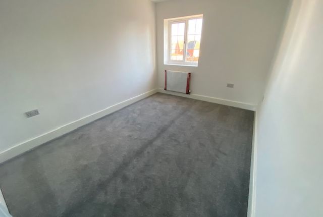 Semi-detached house to rent in Wingate Road, Luton