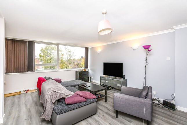 28, Moorholme, Surrey photo 4