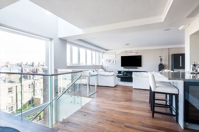 Flat to rent in Kensington, Penthouse, Young Street, London