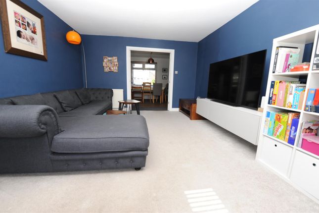 12, Fourlands Crescent, Bradford photo 2