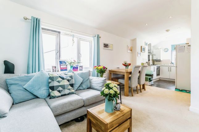 Thumbnail Flat for sale in Coulsdon Road, Caterham, Surrey