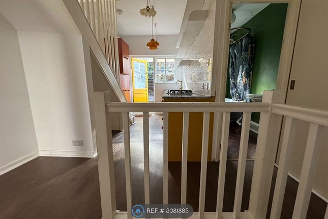 2-bed flat on Falmouth, £1,300/mo