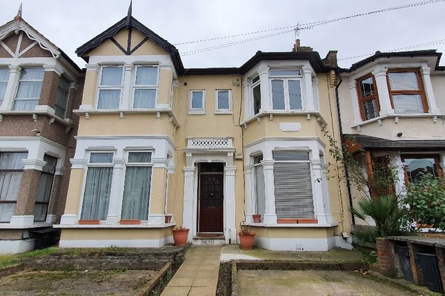 Flat for sale in Courtland Avenue, Ilford, Essex