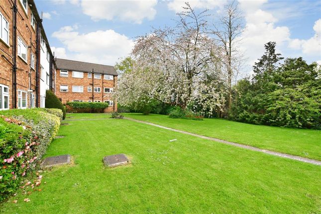 Flat for sale in Snakes Lane, Woodford Green, Essex