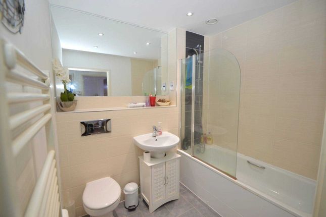 8 Oak House, Victory Park Road, Addlestone photo 5