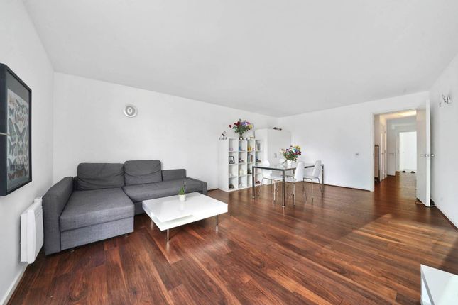 Flat to rent in Biscayne Avenue, Canary Wharf, London