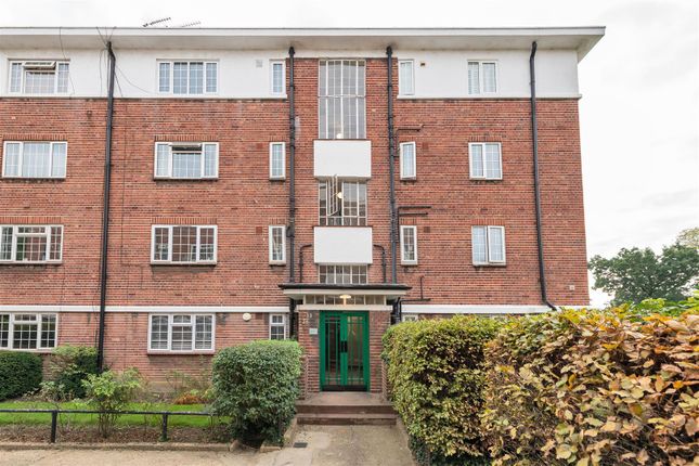 29 Lyndhurst Court, Churchfields, South Woodford photo 4