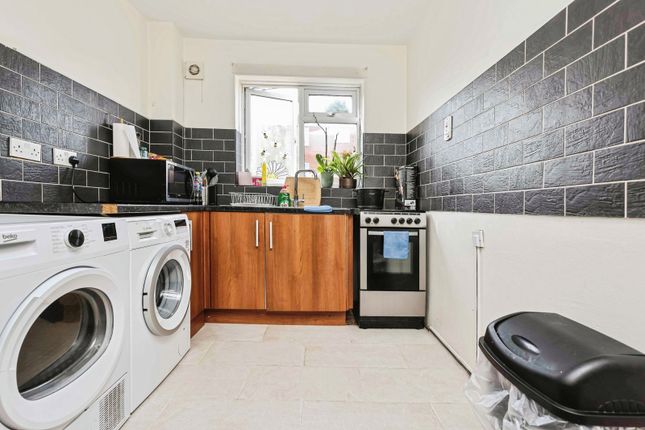 30, Elgar Court, Worcester photo 2