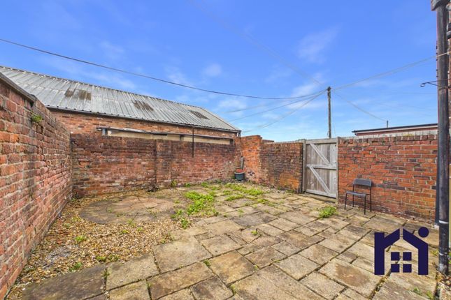 76 Preston Road, Wigan photo 4