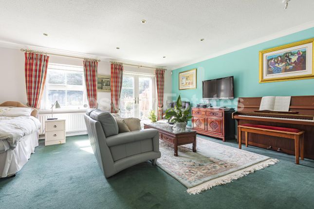 Town house for sale in Newcombe Park, London