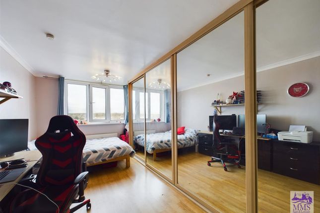 Flat for sale in Humber Crescent, Strood, Rochester