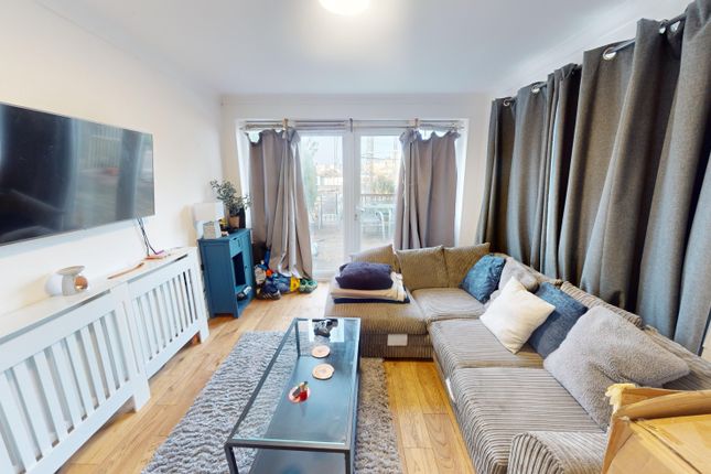 Flat for sale in Cliff Road, Brighton
