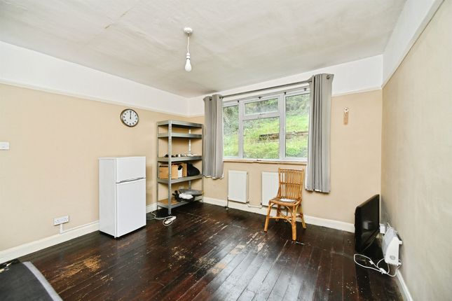 19, Eley Crescent, Brighton photo 4