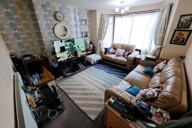66, Beverley Drive, Edgware photo 4