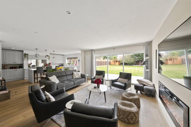 45, Highfield Drive, Uxbridge photo 2