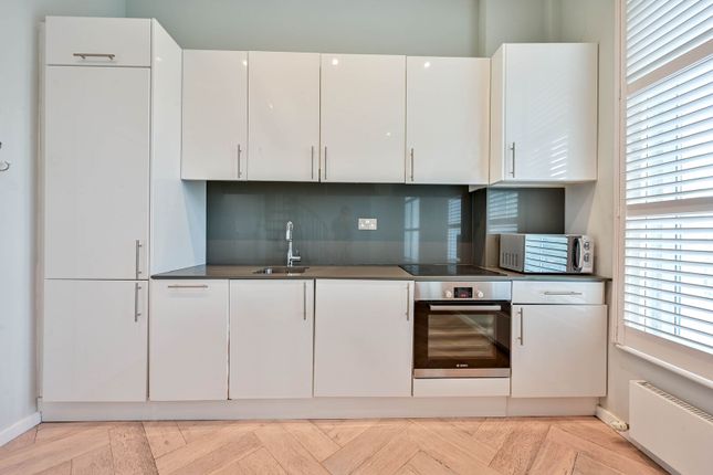 1-bed flat on Putney High Street, Putney, £2,050/mo