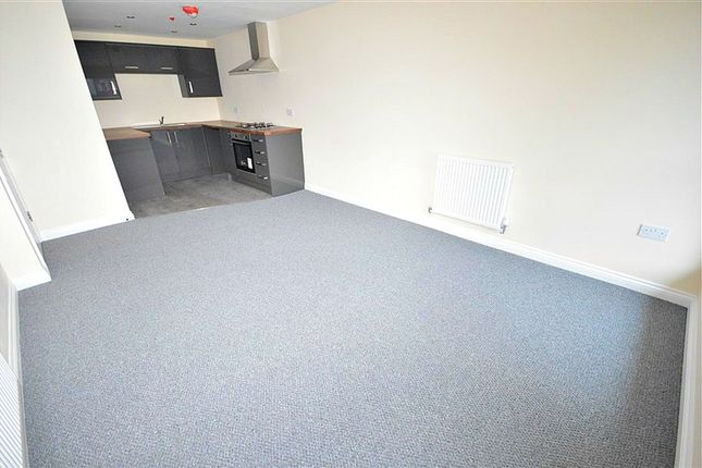 Flat to rent in Commercial Street, Pontnewydd