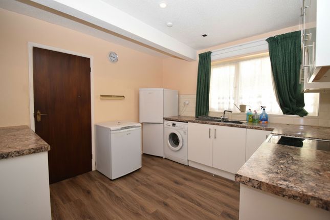 3 Merrieleas Close, Eastleigh photo 2