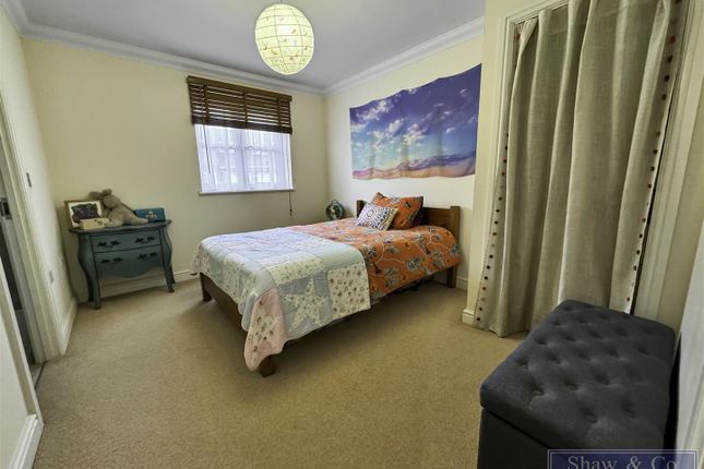 Flat for sale in Vicarage Farm Road, Heston, Hounslow