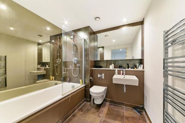 Flat 2308 Landmark West Tower 22, Marsh Wall, London photo 2