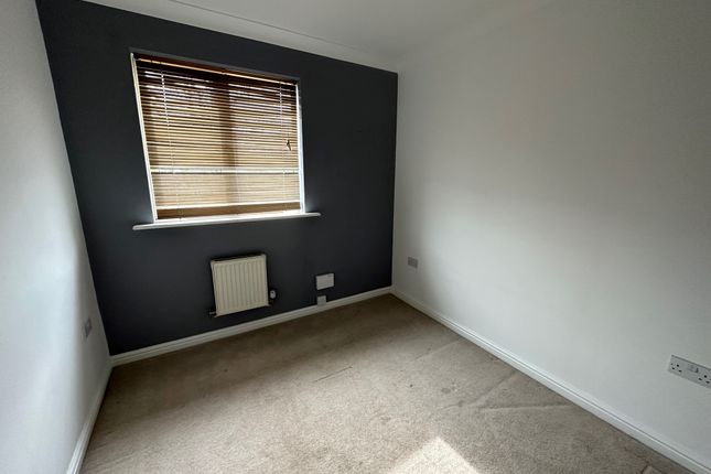 Town house to rent in West End Road, Norton