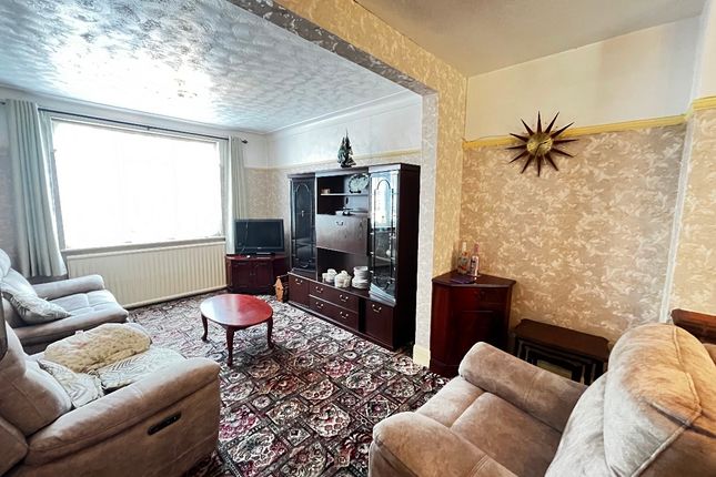 30 Vicarage Road, Hornchurch photo 2