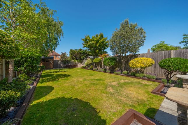 52 Woodland Gardens, Isleworth photo 3