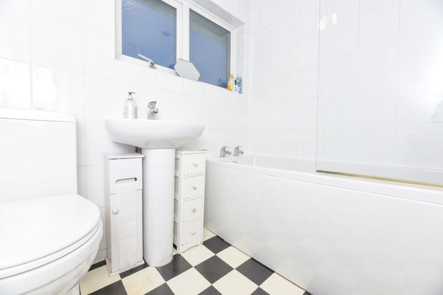 32 Beech Close, Huntingdon photo 4