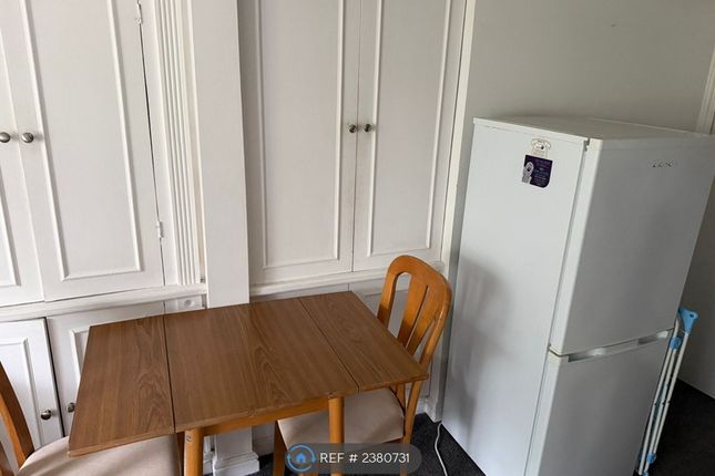 Flat, Sextons Hampton Court Road, East Molesey photo 2