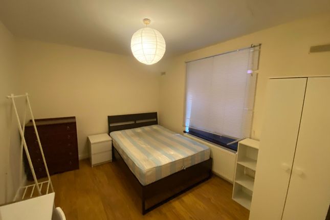 Room to rent in New Cross Road, London