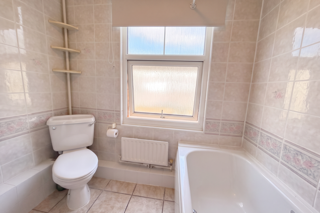 Flat 4 94-96,, Tooting Bec Road, London photo 4